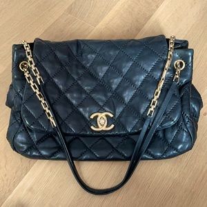 Chanel black leather shoulder bag
